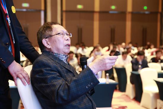 詹亚华作主旨报告推介神农架(郭裕铭摄)