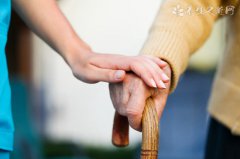 老人中风该怎么办