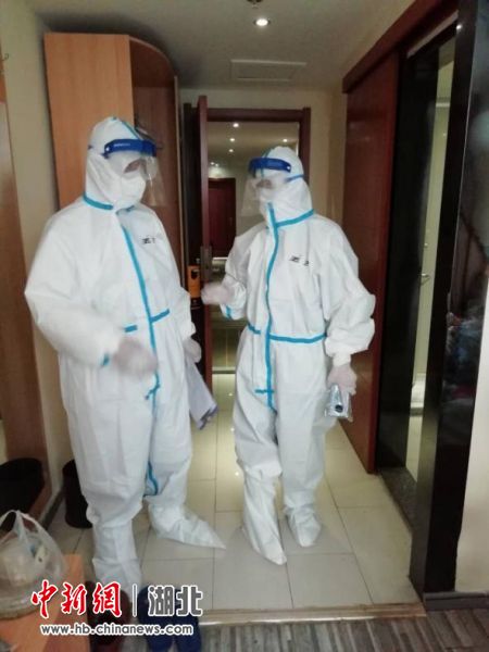 刁春婷（右一）在康复驿站开展心理危机干预巡诊