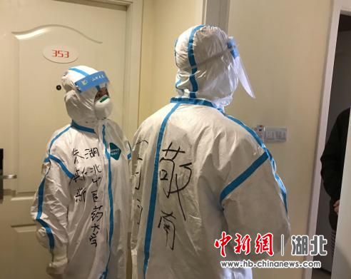 朱斯斯（左一）与康复人员进行对话支持