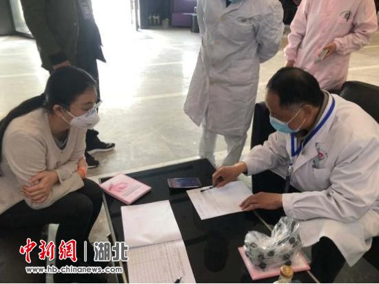刁春婷（左一）与团队工作人员商定工作方案