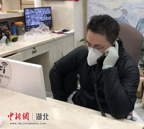 徐巍在康复驿站开展电话心理咨询