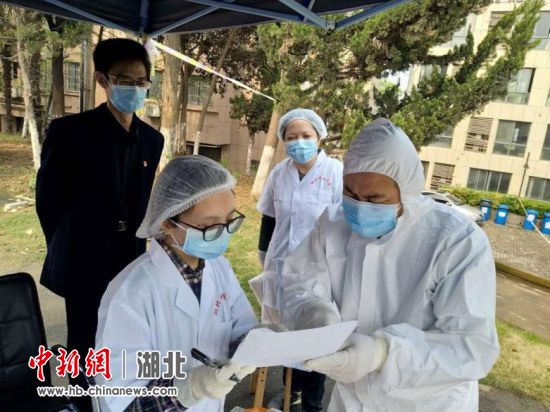 李谷雨、刘宾在青菱街道康复驿站与工作人员沟通交流